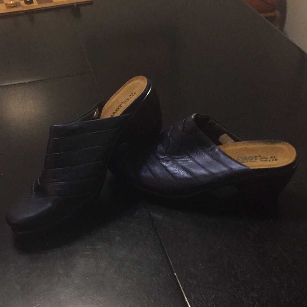 Navy clogs